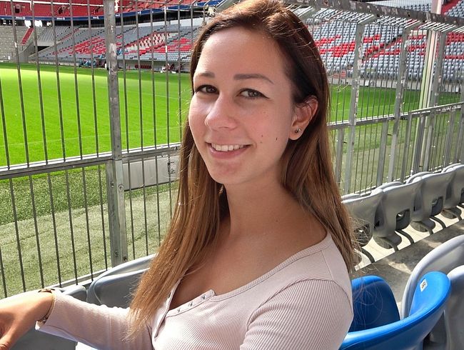 Lia Fox Porno Video: Verbotener s*x im Fußballstadion!!
